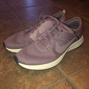 Light purple Nike tennis shoe
